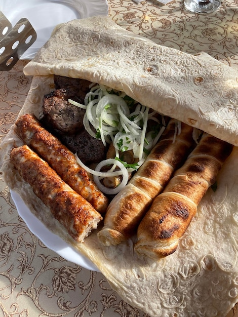 電話で自然写真の焼き肉パン玉ねぎピクニック