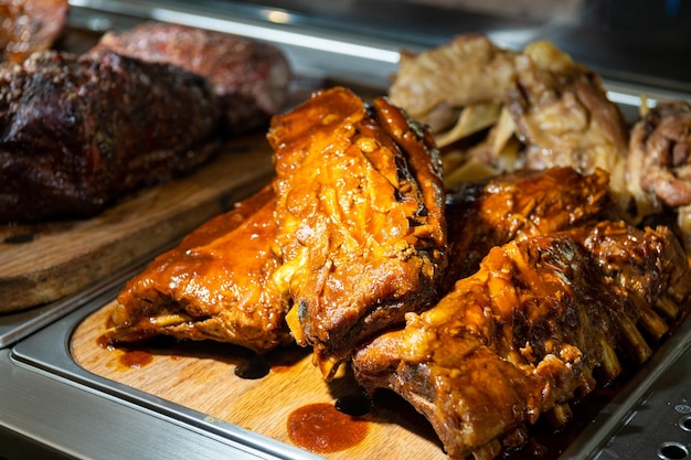 Foto buffet di carne alla griglia bar self service street food tagliere in legno