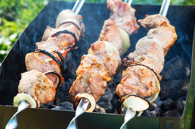 Foto alla griglia, carne su spiedini