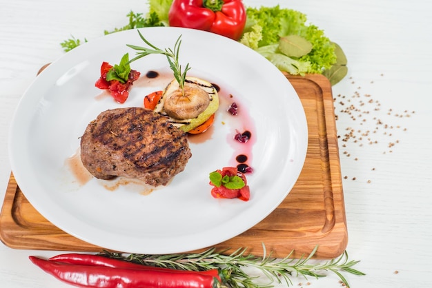 Photo grilled meat steak dish with fruits garnish