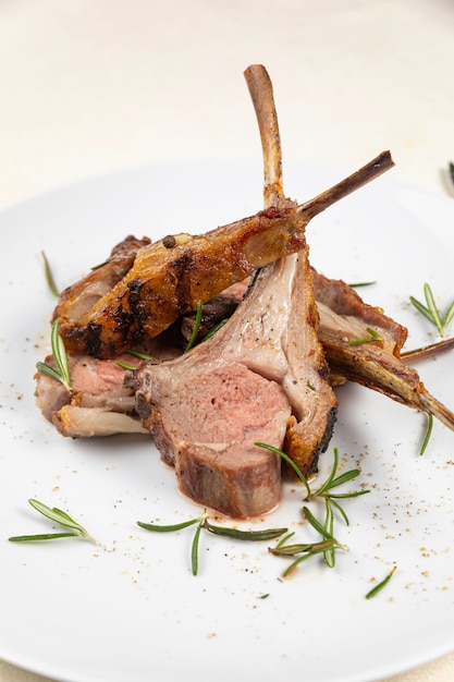 Foto carne alla griglia in un ottimo ristorante