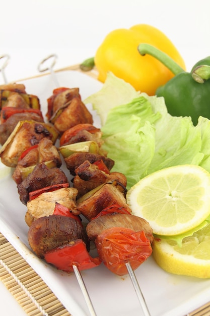 Photo grilled meat and vegetable skewer