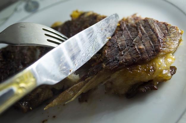 カトラリーグリルで焼いた肉