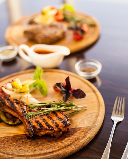 Foto carne alla griglia con rosmarino, basilico e verdure