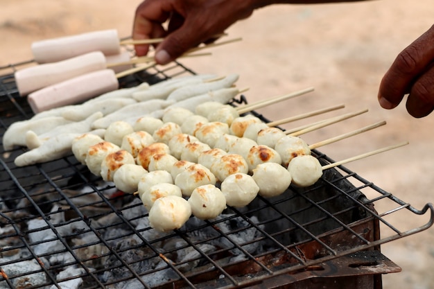 Polpette alla griglia al cibo di strada