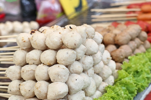 Polpette alla griglia al cibo di strada