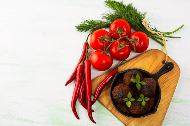 Grilled meatballs with fresh vegetables