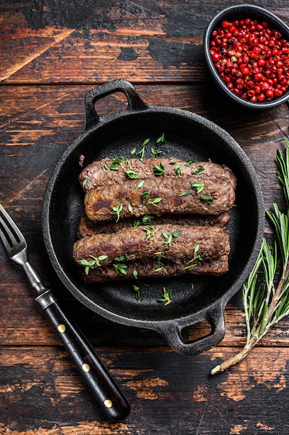 Salsicce di carne macinate alla griglia in padella.