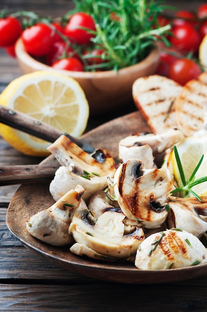 Photo grilled mushroom with lemon and rosemary