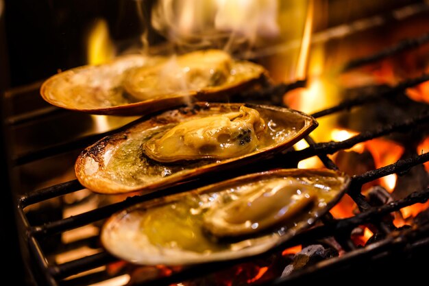 Photo grilled mussels with butter on the grill