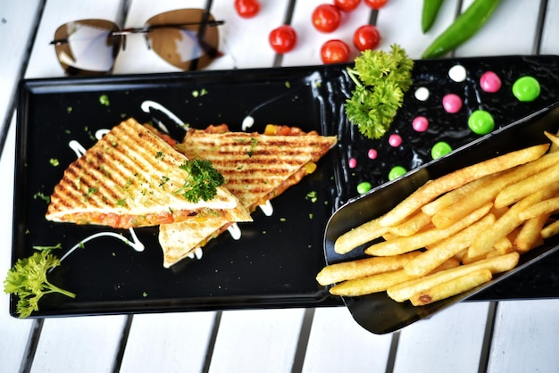 Photo grilled paneer sandwich with fries