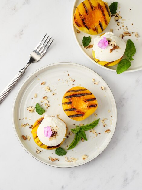 Photo grilled peaches with stripes grilled peaches with stripes with ice cream top view