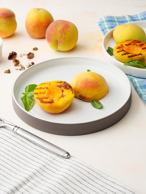 Photo grilled peaches with stripes