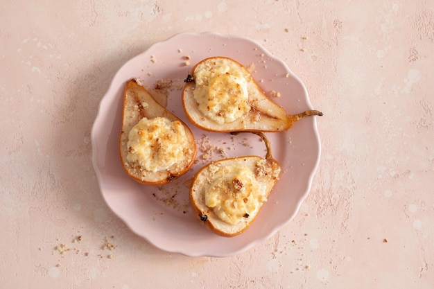 リコッタチーズで焼き上げた梨のグリルとくるみのはちみつトッピング