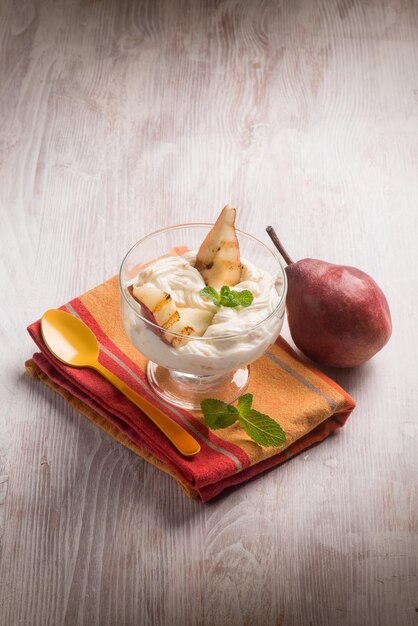 Grilled pears with cream