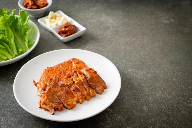 사진 야채와 김치를 곁들인 한국 스타일의 구운 돼지고기 절인 고추장 소스 - 한국 음식 스타일