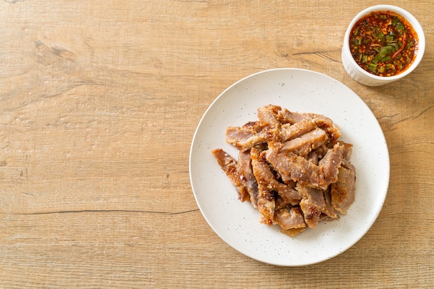 ポークネックのグリルまたは炭火焼きポークネックとタイのスパイシーなディップソース