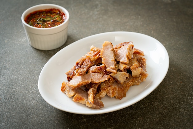 Свиная шейка на гриле или свиная шейка, отваренная на углях, с тайским острым соусом для окунания