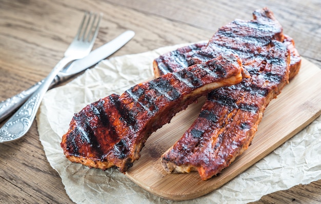 Photo grilled pork ribs on the baking paper
