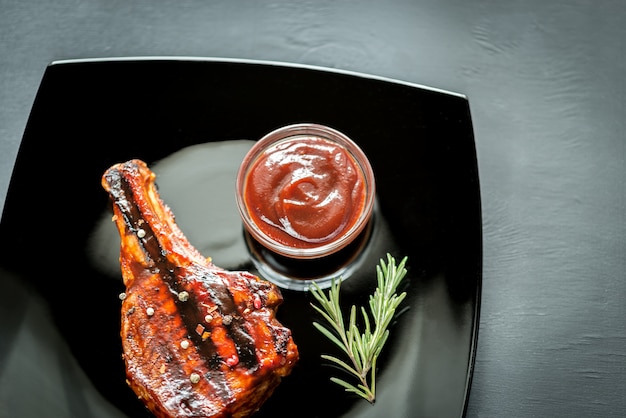 Photo grilled pork ribs on the plate