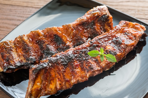 Grilled pork ribs with tomatoes