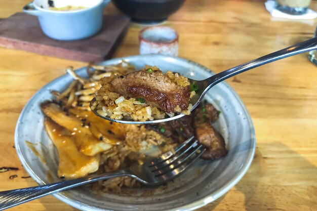 Рис со свининой на гриле в миске Японская еда.