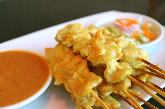 Photo grilled pork satay with spicy peanut sauce