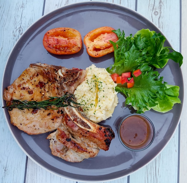 Photo grilled pork steak and vegetables