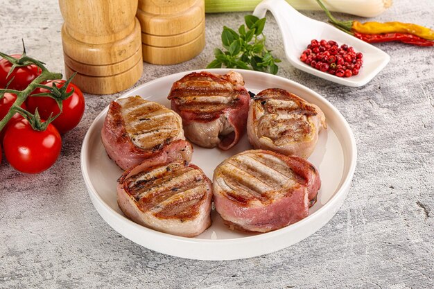 Photo grilled pork tenderloin with bacon