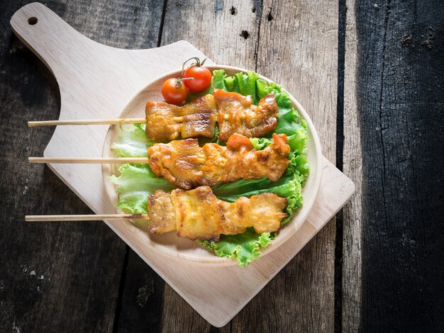 Carne di maiale arrostita con il riso del bastone gli alimenti a rapida preparazione favoriti in tailandia.