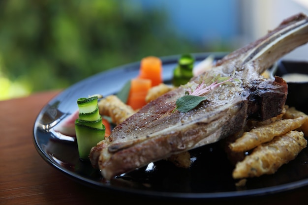 Braciola di maiale alla griglia su fondo di legno