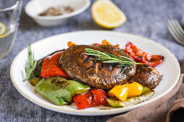 Foto funghi portobello grigliati, peperoni al balsamico e rosmarino