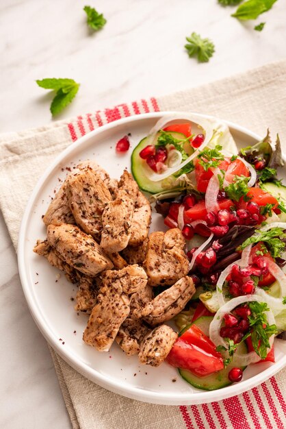 Pollame alla griglia con insalata sana pranzo dietetico leggero