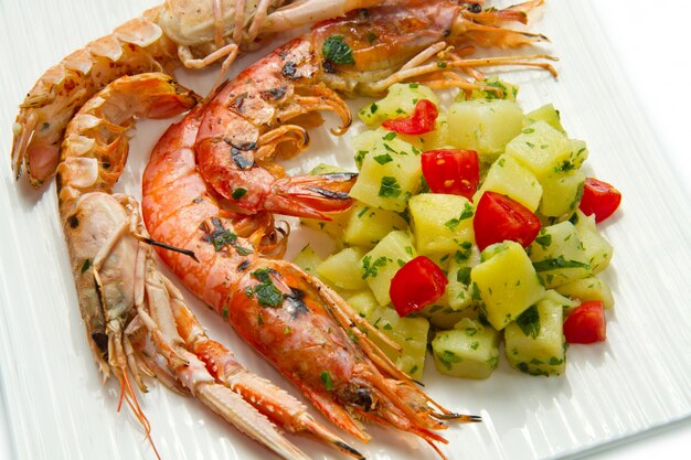 Grilled prawns with potatoes