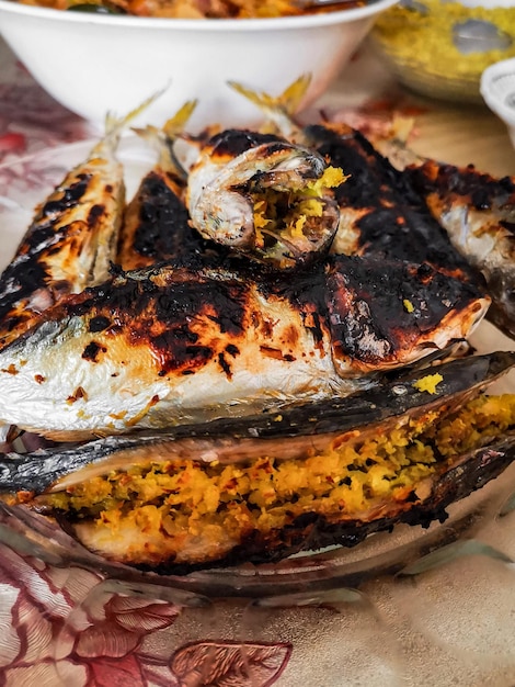 Фото Жареная рыба фугу на тарелке избирательный фокус вкусная еда на обед