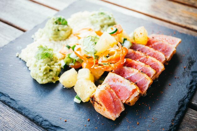 Grilled raw tuna salad with vegetable