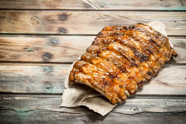 Photo grilled ribs on old paper