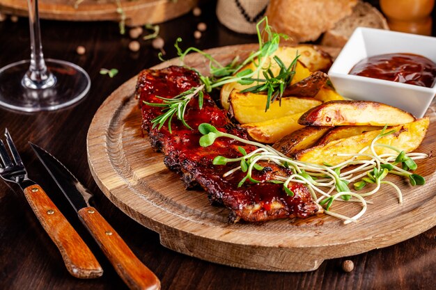 Grilled ribs with potatoes.