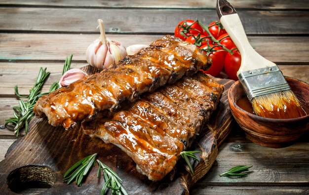 Grilled ribs with tomato sauce and garlic