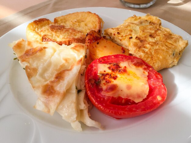 Foto crini di patate arrostite alla griglia, formaggio fuso con lasagna e pane tostato