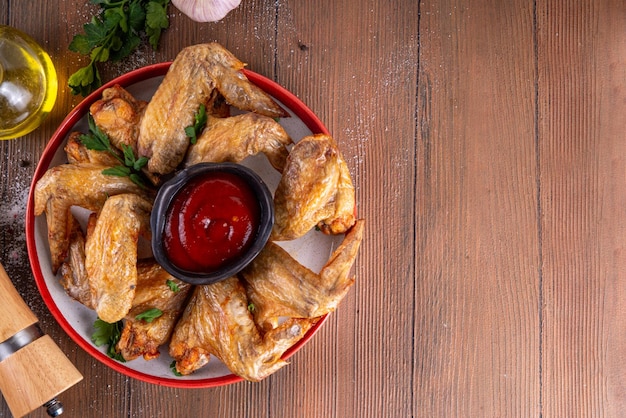 Foto ali di pollo arrosto alla griglia con ketchup