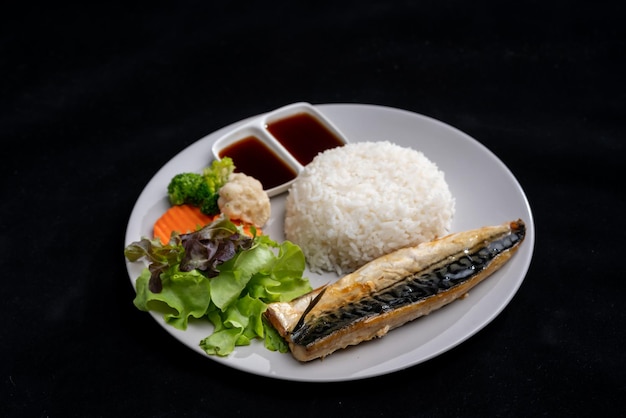 和風主食のご飯と野菜のサバ焼き