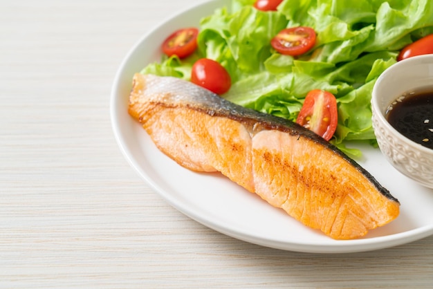 Filetto di salmone alla griglia con insalata