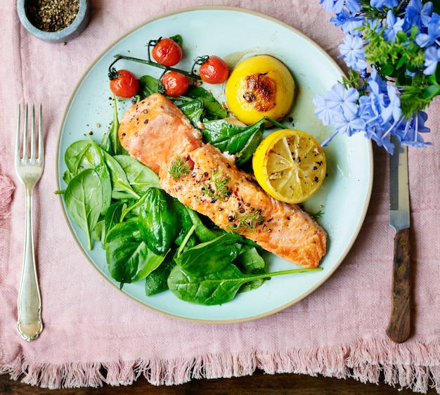 Idea di ricetta di fotografia di salmone alla griglia di cibo