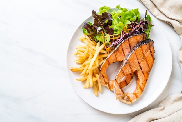 Photo grilled salmon steak fillet with french fries