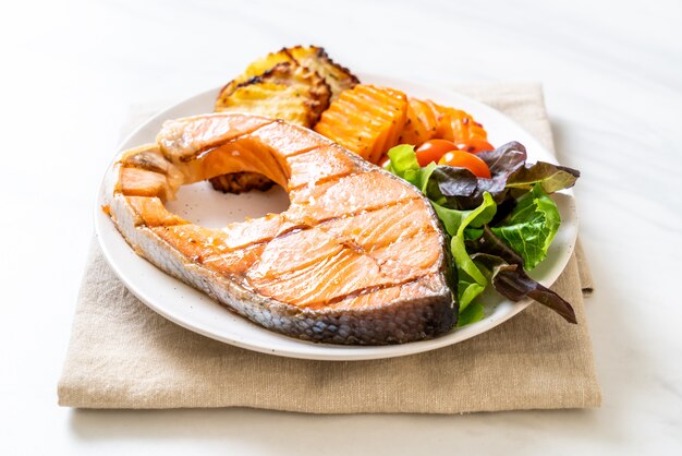 サーモンステーキフィレ肉のグリルと野菜とフライドポテト