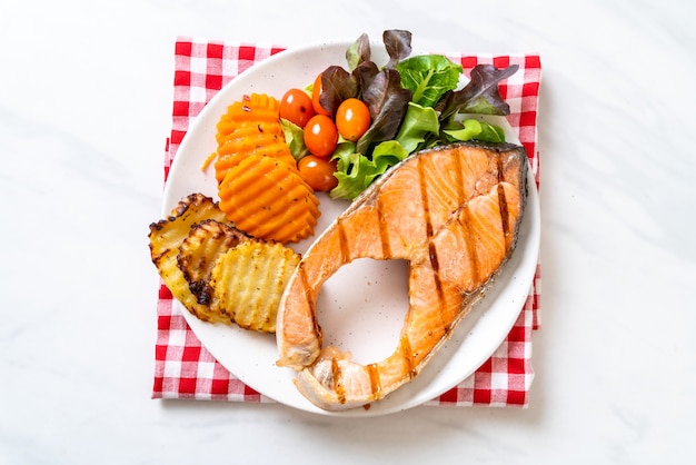 サーモンステーキフィレのグリルと野菜とフライドポテト