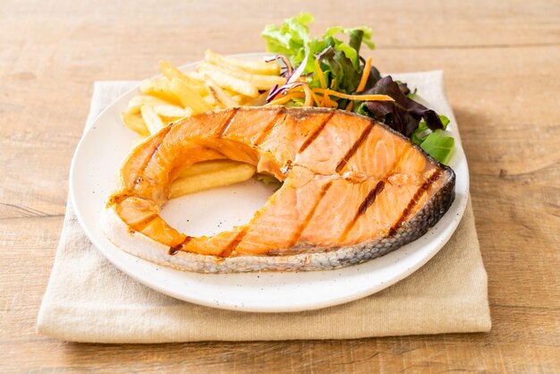 サーモンステーキフィレのグリルと野菜とフライドポテト