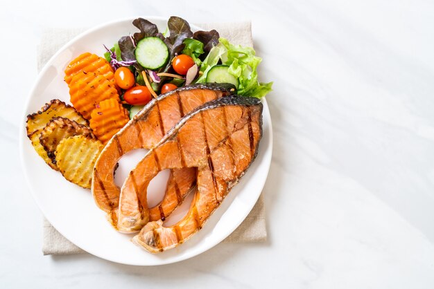 Foto filetto di bistecca di salmone alla griglia con verdure