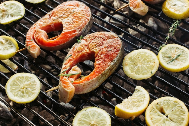 Foto bistecca di salmone alla griglia sulla vista laterale fiammeggiante